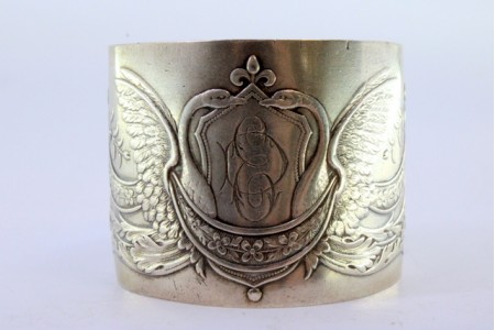  Argola de guardanapo em prata com relevos e dois cisnes segurando um cesto nos bicos.